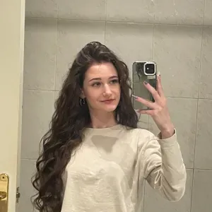 Cuidadora de niños/mayores ayudante en tareas docentes 