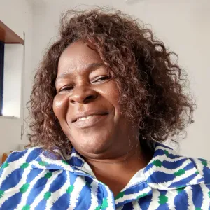 Empregada de limpeza responsável em arrumação 