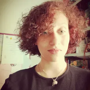 Étudiante expérimentée dans la garde d'enfants 