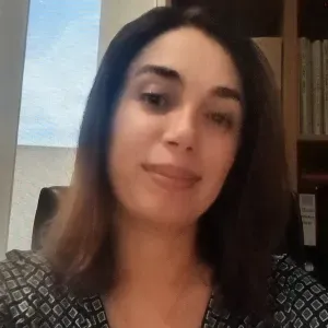Baby-sitter expérimentée disponible immédiatement