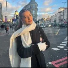 Étudiante cherchant à faire du baby-sitting