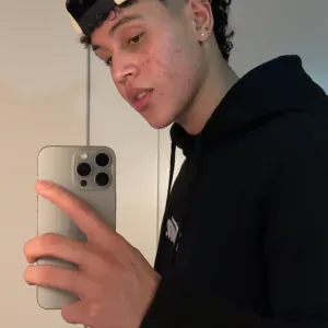 Je suis un garçon agréable, gentil et sur tout sérieux 