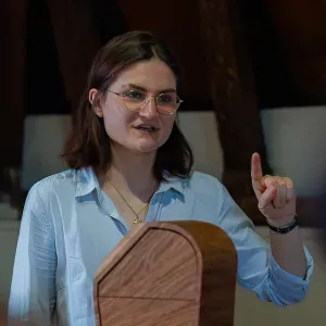 Jeune travailleuse sérieuse aide au menage