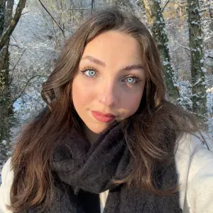 Étudiante ayant une expérience avec tout type d'âge 