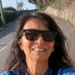 Addetta alle pulizie, stiro, cucina e taglio erba 
