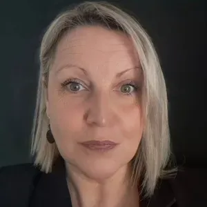 Puéricultrice diplômée et aide-soignante.
