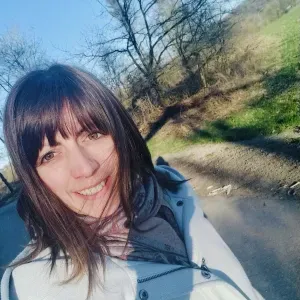 Jeune éducatrice de formation qui aime l'aide à la personne 