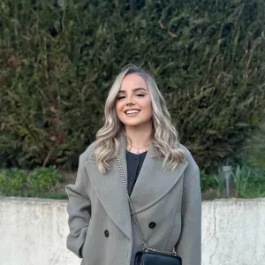 Lycéenne à la recherche d'un job en tant que baby-sitter