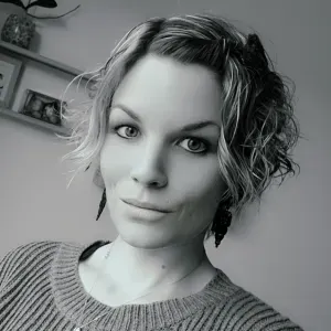 Femme de ménage sur la côte de granit rose