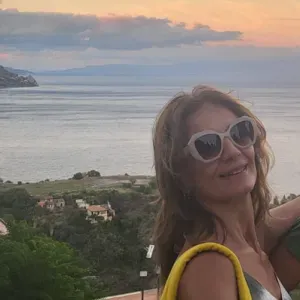 Aide à domicile chaleureuse et dévouée pour vos proches 