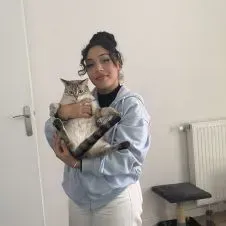 Garde d'enfant sérieuse et créatif.