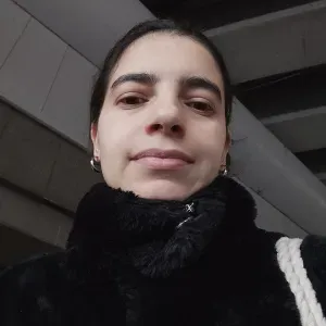 Aide les gens âgés faire la cuisine 