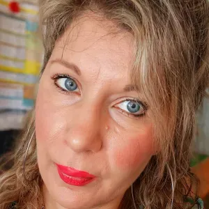 Aide ménagère heureuse de proposer ses services