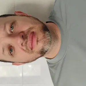 Homme de ménage à l'extérieur et à l'intérieur de Paris 