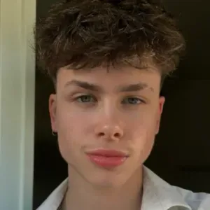 Baby-sitter disponible à Angers