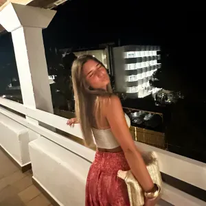 Jeune étudiante fiable pour garde-d'enfants 