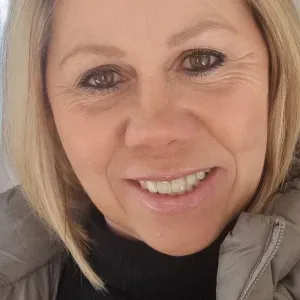 Femme de ménage  travail minutieusement et travail soigné 