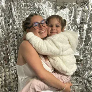 garde d'enfants joyeux et bienveillants 