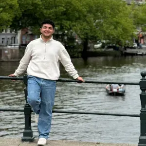 prof de math, physique, arabe et anglais.