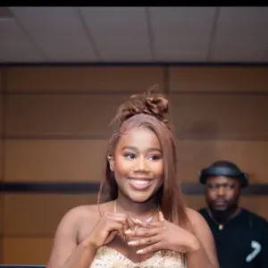 Baby-sitter avec un âge proche des enfants ce qui facilite 