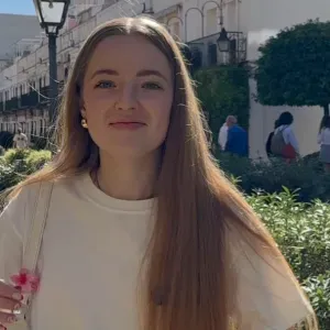 Étudiante de 21 ans disponible pour babysitting