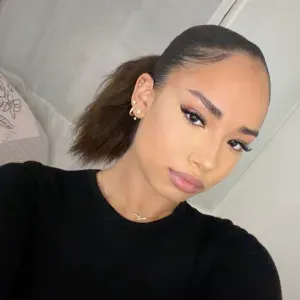 Bonjour je m'appelle neela j'ai 18 ans et j'ai 1 ans d'exp