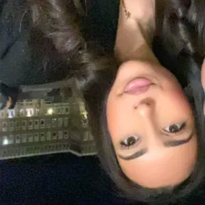 Zuverlässige Schülerin bietet liebevolle Kinderbetreuung