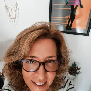 Estou disponível para cuidar do seu animal de estimação.