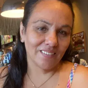 Cuidadora de personas Mayores dependientes.con paciencia