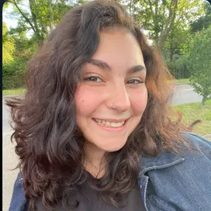 Baby-Sitter / Animatrice périscolaire 