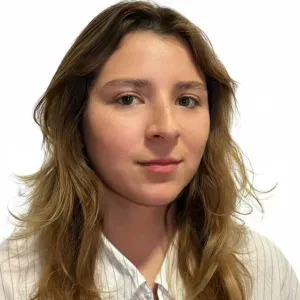 Erfahrene Pflegeassistentin hilft im Alltag