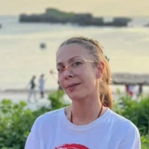 Addetta alle pulizie precisa e attenta 