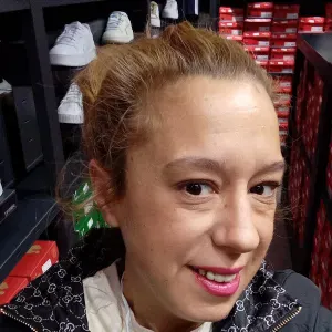 Estudios primarios y he trabajado de niñera y de limpieza