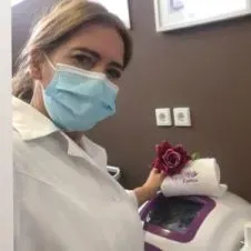 técnica auxiliar de saúde na cidade do Porto.