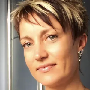 Professeur patient et bienveillant propose son aide.