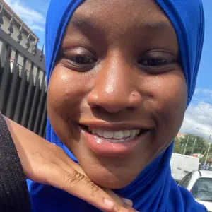 Baby-sitter douce et attentive, disponible le week-end