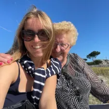 Baby sitter souriante et digne de confiance! 