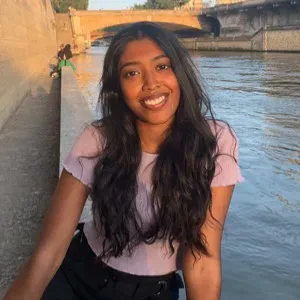 Etudiante voulant aider aux devoirs des plus petits