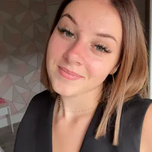 Femme de ménage à domicile et coursier 