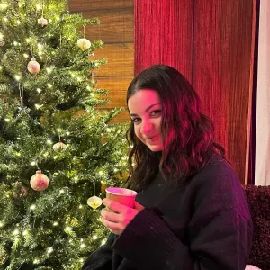 Baby-sitter disponible le jeudi matin — sérieuse