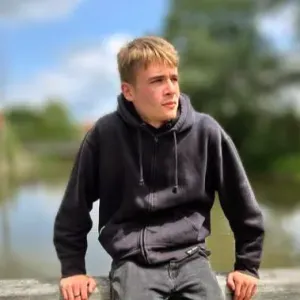 Jeune homme 19 ans très sympathique respectueux rigoureux 