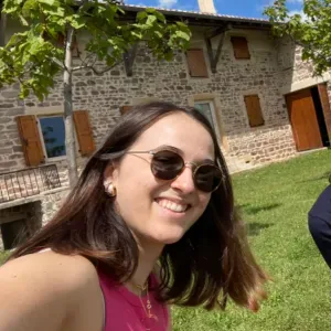 Baby-sitter joyeuse qui aime faire rire les enfants