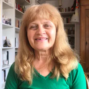 Femme de ménage expérimenté qui 