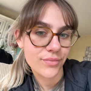 Baby-sitter, qui travail en crèche 