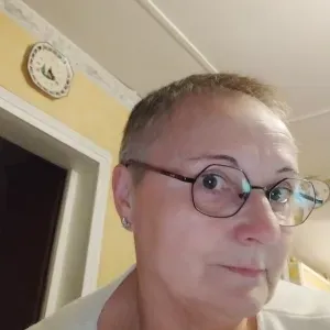 Employée de maison à rang du fliers 