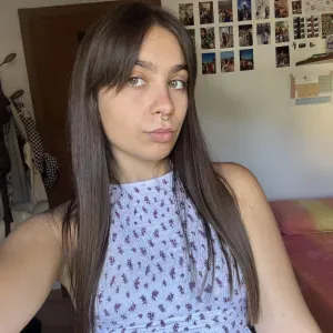 studentessa che si propone come babysitter e aiutocompiti