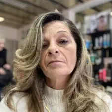 Bonjour femme sérieuse dans le travail.