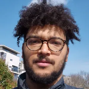 Baby-sitter de 2 ans d'expérience avec enfants de 3 à 12 ans