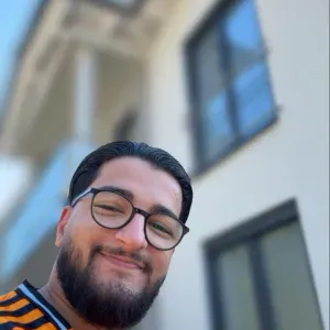 Erfahrener junger Pflegeassistent