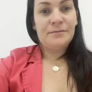 Empregada de limpeza , cozinho alguns pratos 